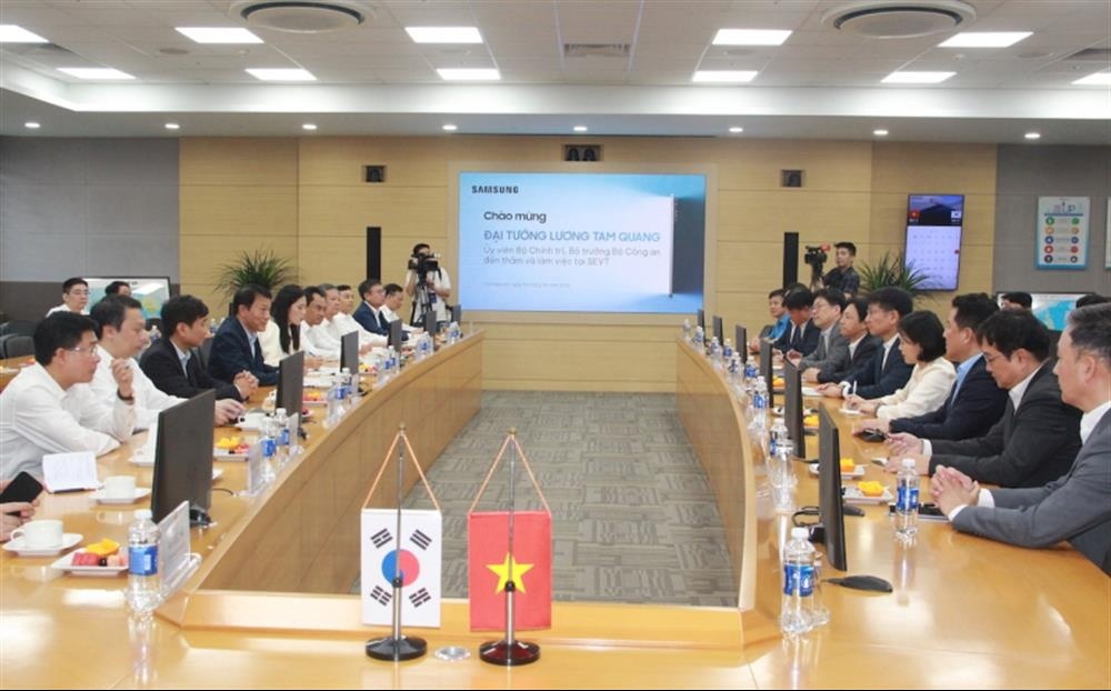 Samsung Electronics Vietnam Thai Nguyen hosts Public Security Minister